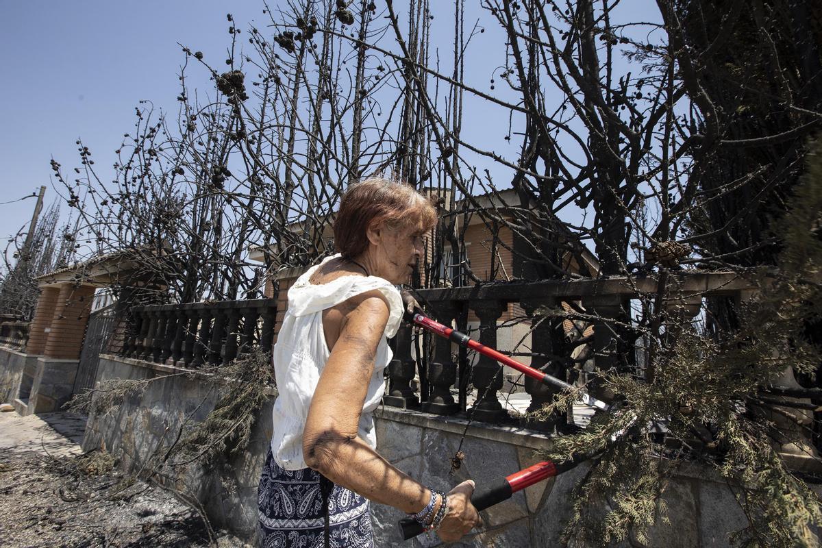 Vecinos del Bages en sus casas quemadas tras el incendio