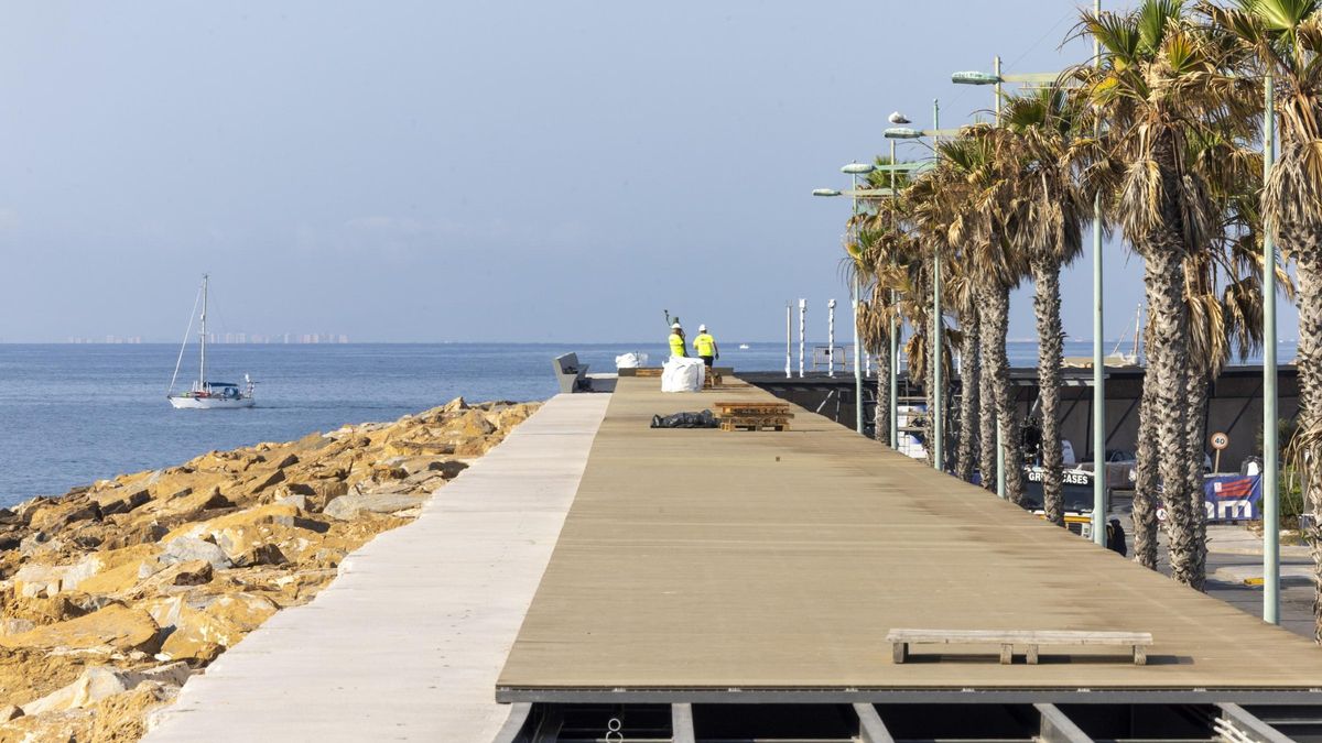 La remodelación del paseo del Dique de Levante en Torrevieja llega a su fase final: reabrirá, con retraso, en agosto
