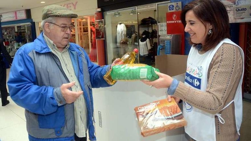 Entrega de alimentos en A Barca el pasado sábado. // Rafa Vázquez