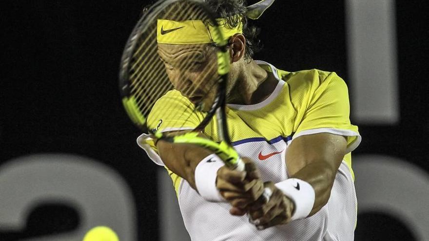 Rafel Nadal en uno de sus golpes ante Pablo Carreño en Río.