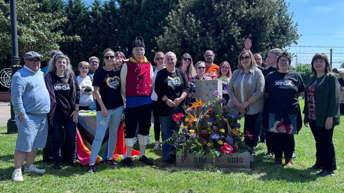 Miembros de Xuntes y diverses, con las autoridades, en el momento de la ofrenda floral.