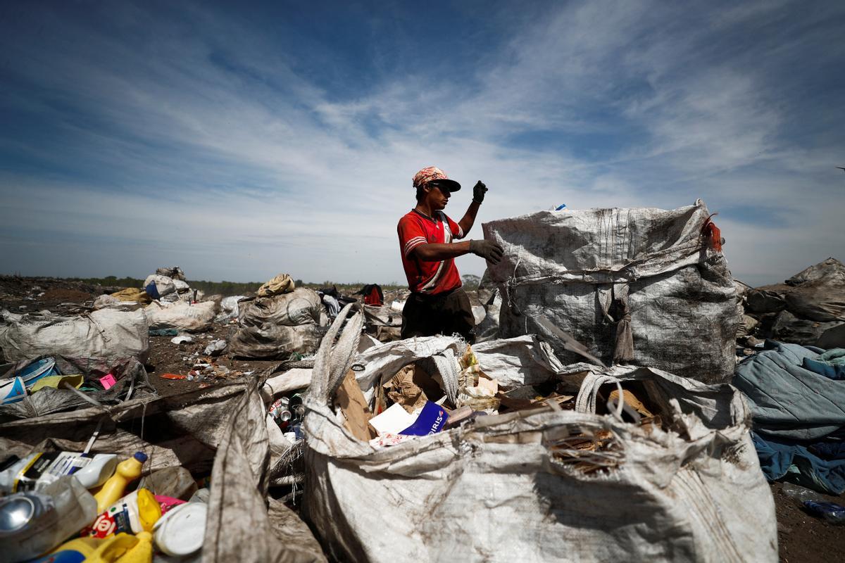 Recicladores de basura revisan montones de desechos en un vertedero de cartón, plástico y metal, que venden en turnos de 12 horas, mientras Argentina enfrenta una de las tasas de inflación más altas del mundo, que superará el 100 % este año, en Luján, el las afueras de Buenos Aires, Argentina 5 de octubre de 2022.