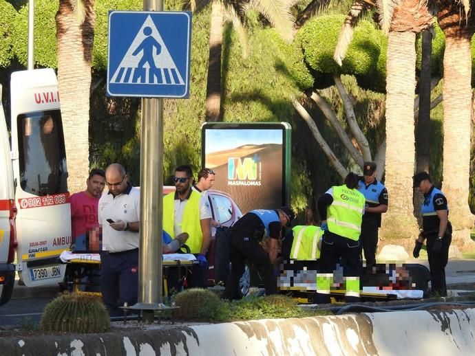 Dos heridos al atropellar una moto a un peatón en Maspalomas