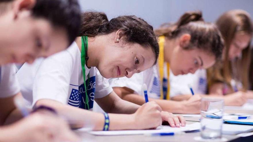 Becarios de otras ediciones durante las jornadas de formación.