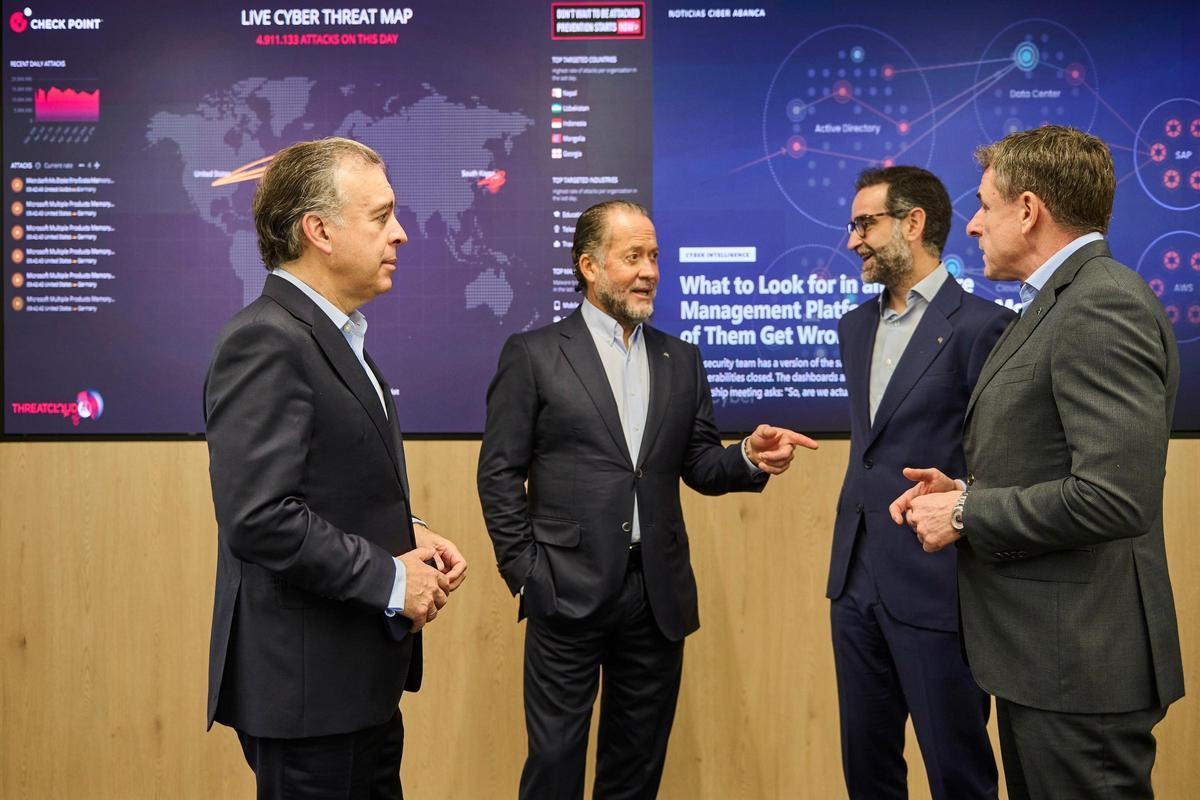 De izquierda a derecha, Francisco Botas, consejero delegado de Abanca; Juan Carlos Escotet Rodríguez, presidente de la entidad; Juan de Dios Lechuga, director general de IT, Información, Procesos y Operaciones; y Carlos Pérez, del área de Seguridad Digital.