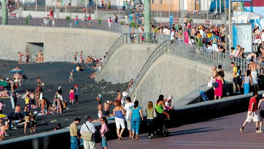 Paseo de Las Canteras muy cerca de la zona en la que se van a retranquear dos manzanas de casas.