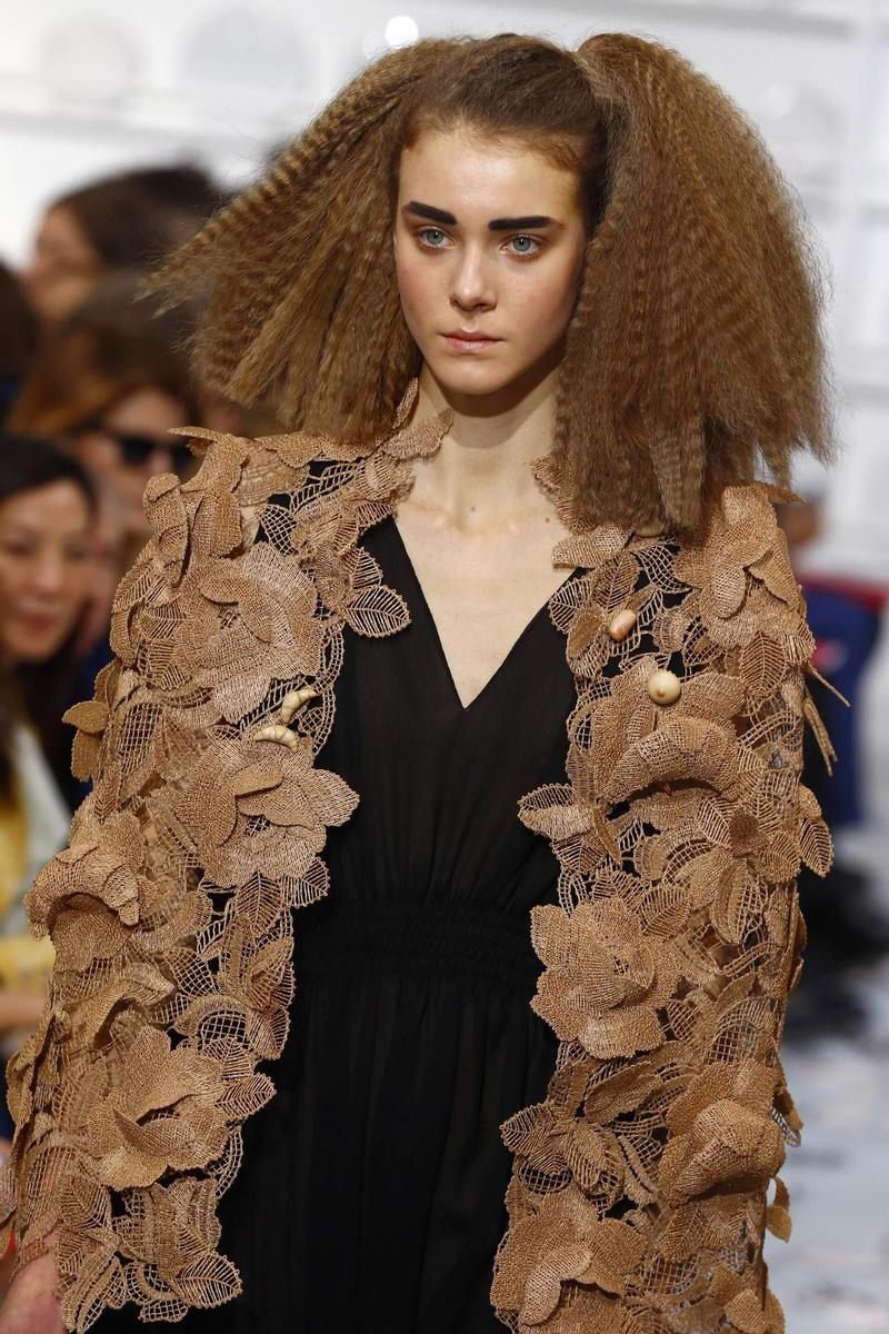 Schiaparelli Alta Costura Primavera-Verano 2016: volúmenes del bosque