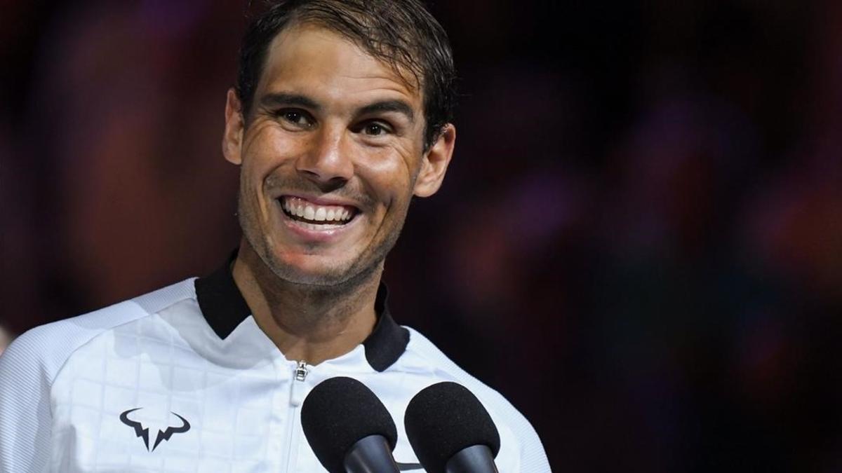 Rafael Nadal habla al público de la Rod Laver Arena.