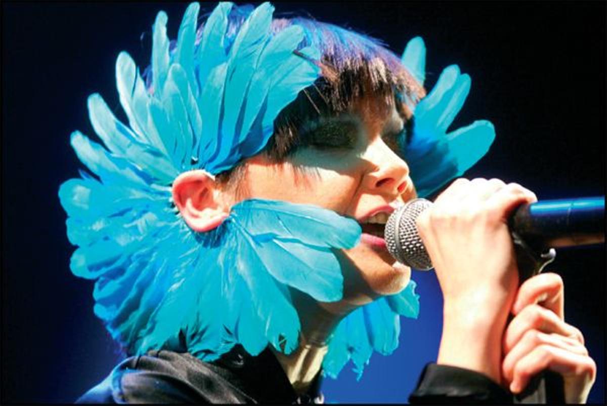 En directo. Plumas para un concierto parisino y un vestidoinspirado en el mar en la ceremonia dein