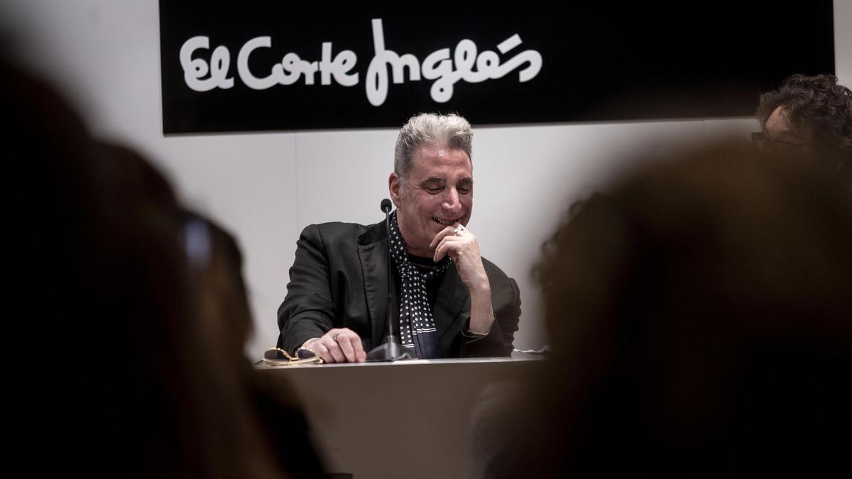 Loquillo en el Ámbito Cultural de El Corte Inglés de Zaragoza este jueves.