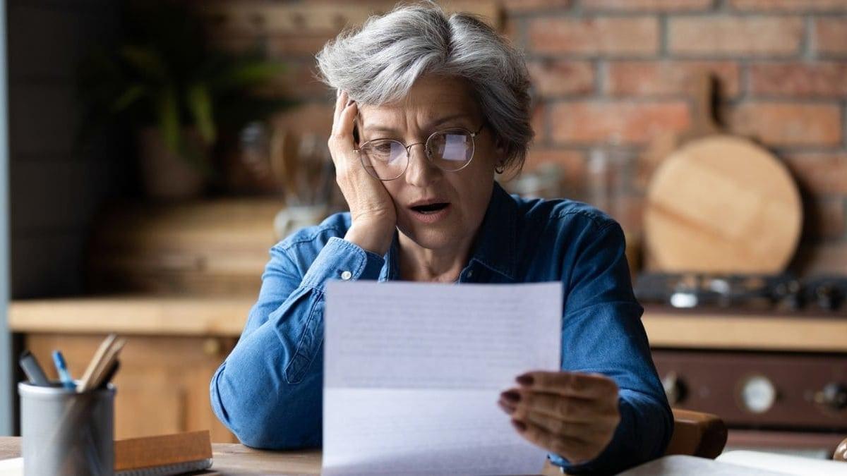 Una mujer mirando su pensión