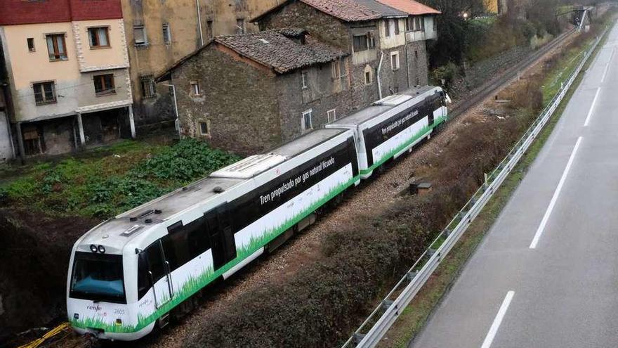 El tren, circulando a la altura de Santullano durante la prueba realizada ayer.