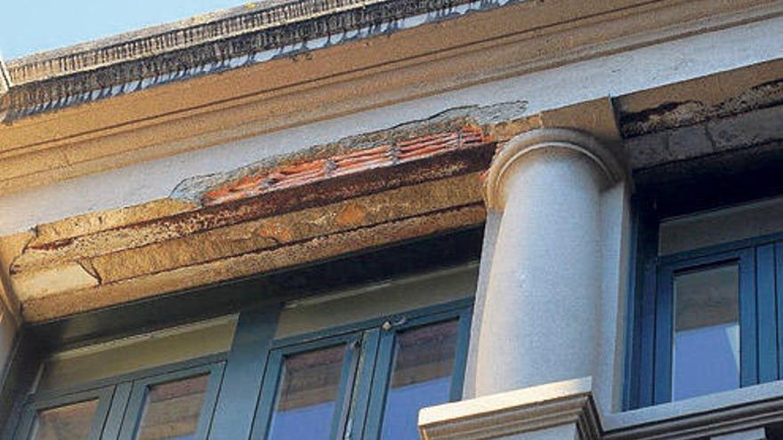 Una herida por la caída de losetas de un edificio del casco histórico