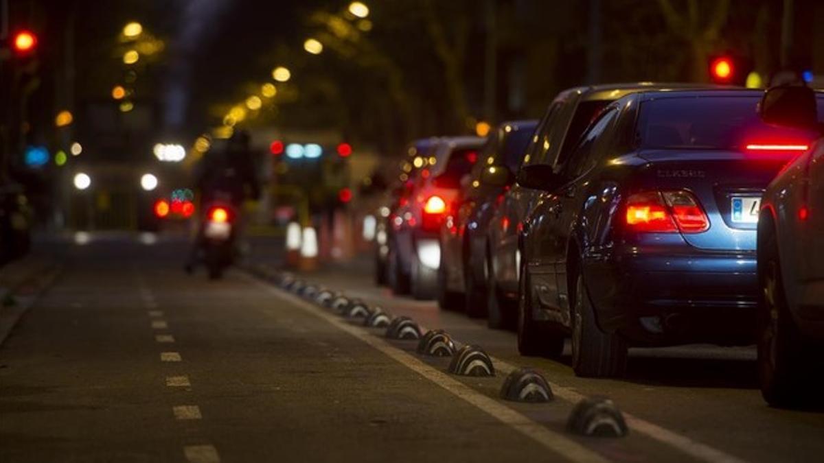 Cola de vehículos por las calles de Barcelona.