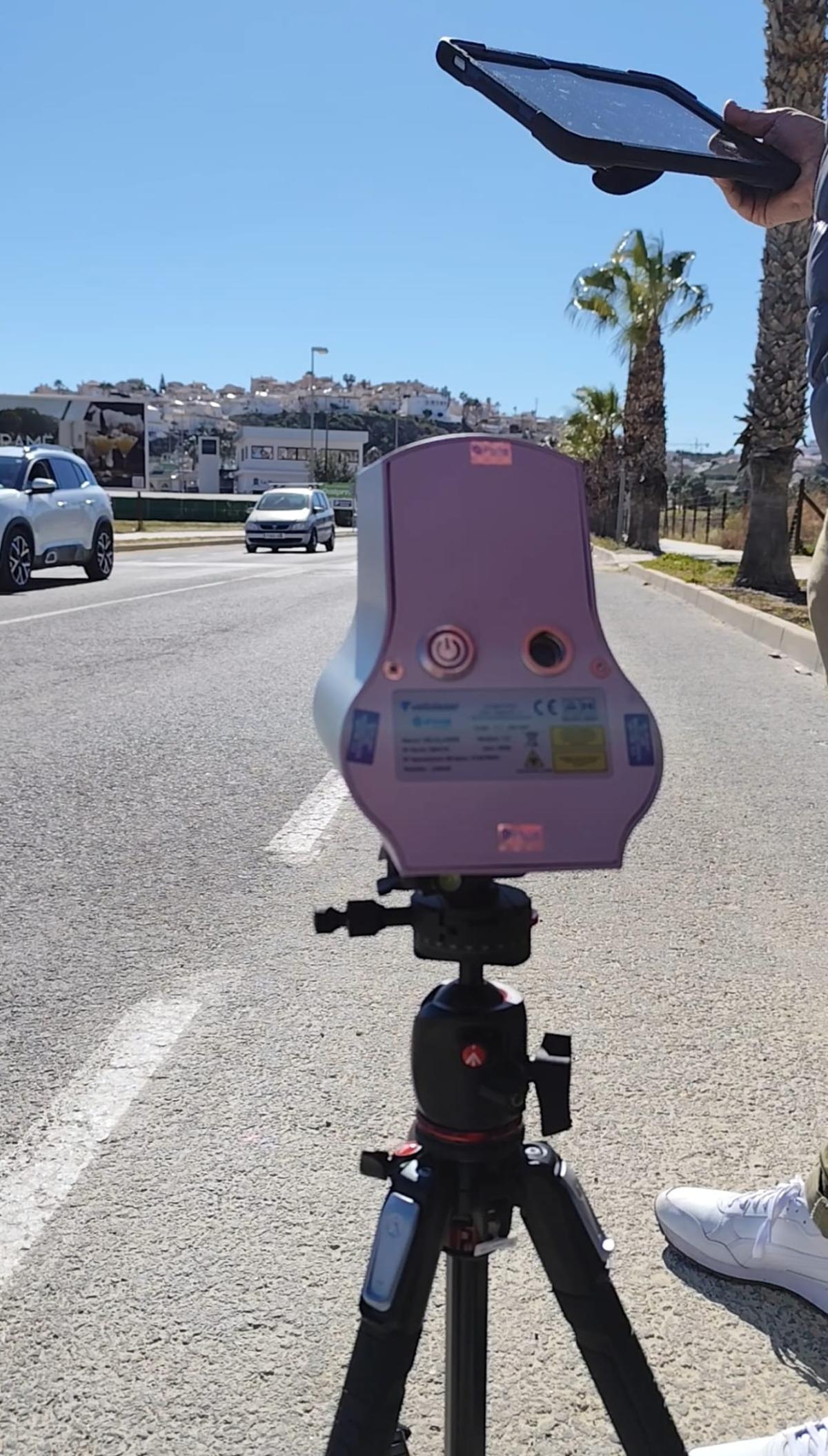 Instalación del radar en un vial situado en la periferia  del casco urbano