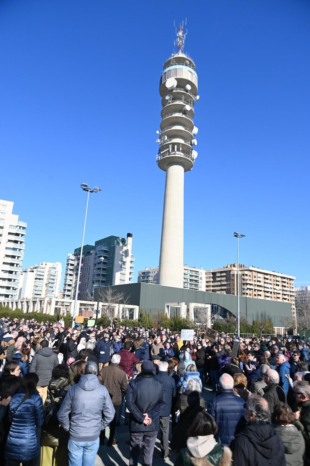 Los vecinos de Hispanidad protestan por la operación urbanística del skate park y el Hernán Cortés