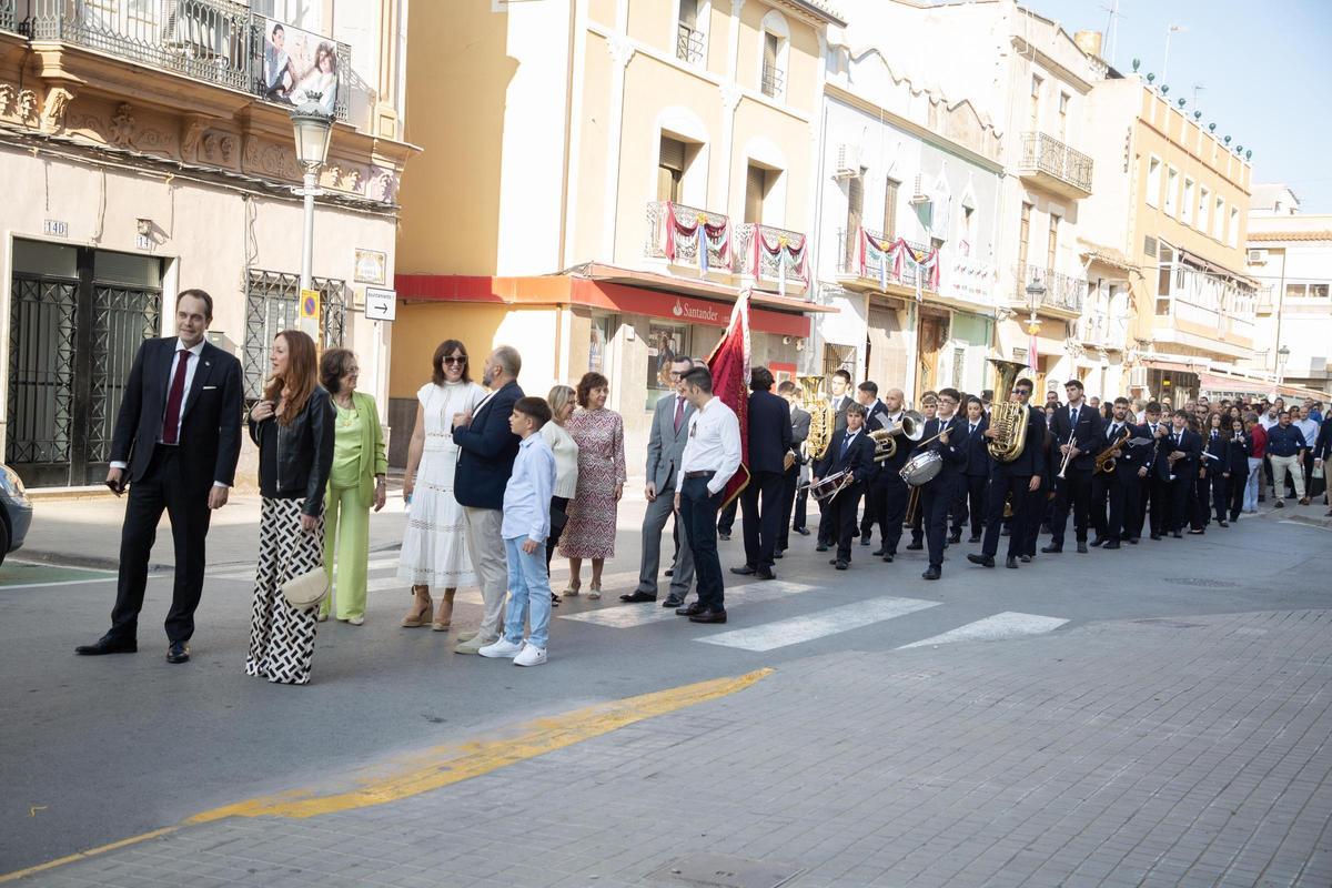 El alcalde José Morell en el recorrido por las calles participantes en el concurso de balcones engalanados.