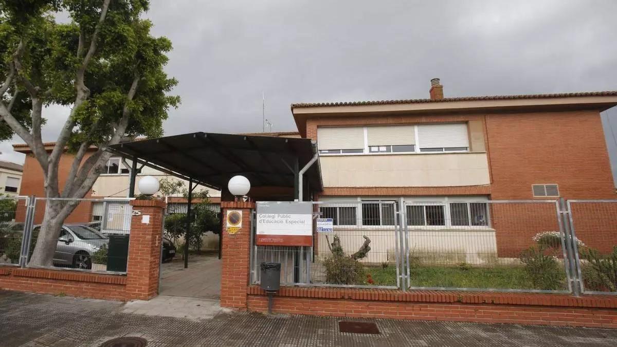 Entrada principal al colegio de educación especial comarcal Carmen Picó de Alzira.