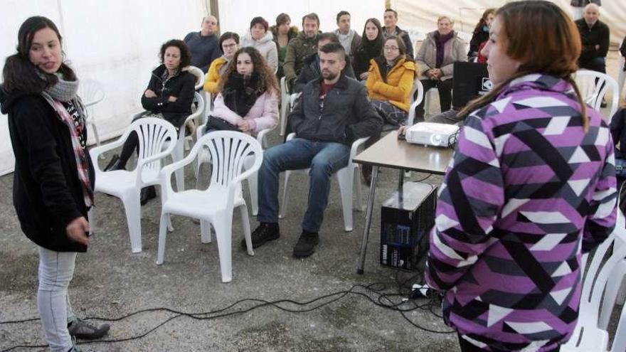 Fernández y Pin presentan el documental realizado en Grecia sobre los refugiados, ayer en A Xesta. // Bernabé/Luismy