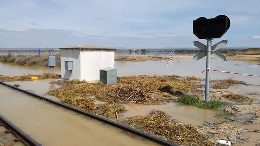 Inundadas las vías del tren al paso por Quinto de Ebro