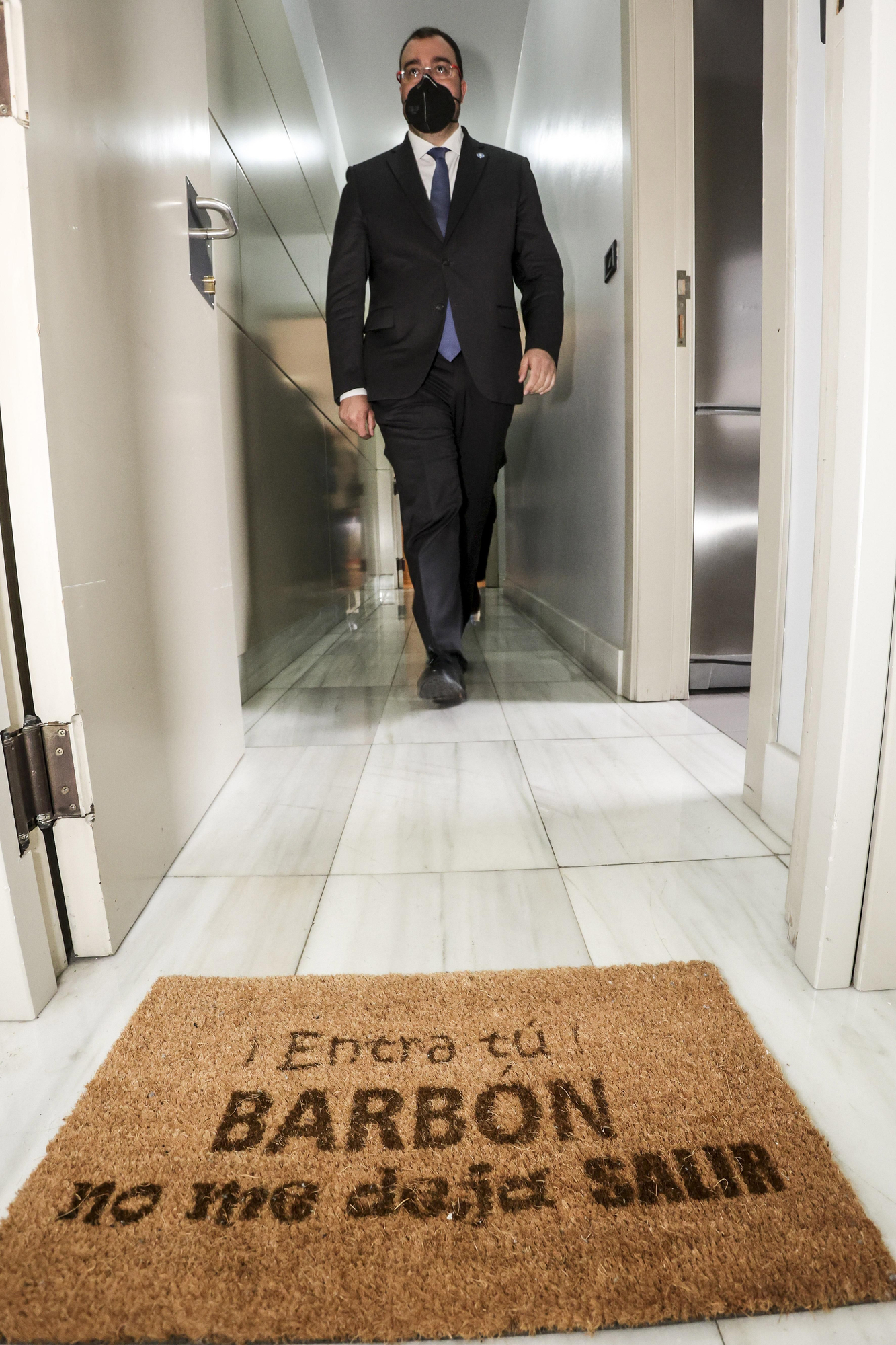 Adrián Barbón, a las puertas del apartamento de la tercera planta del edificio.