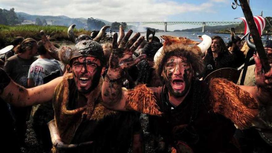 Participantes, ayer, en el desembarco vikingo de Catoira.