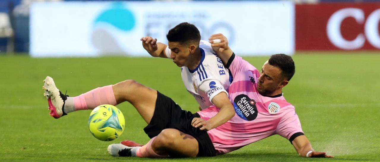 Bermejo pelea un balón desde el suelo durante el partido del pasado viernes ante el Lugo.