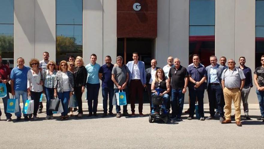 Concejales y colectivos de Elda visitan la planta de reciclado de Ecovidrio