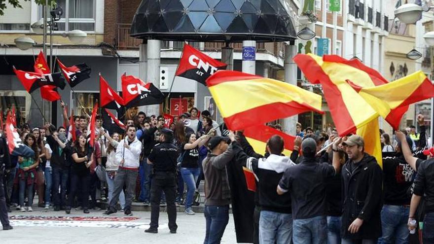 Jóvenes de ultraderecha crean tensión en la protesta estudiantil