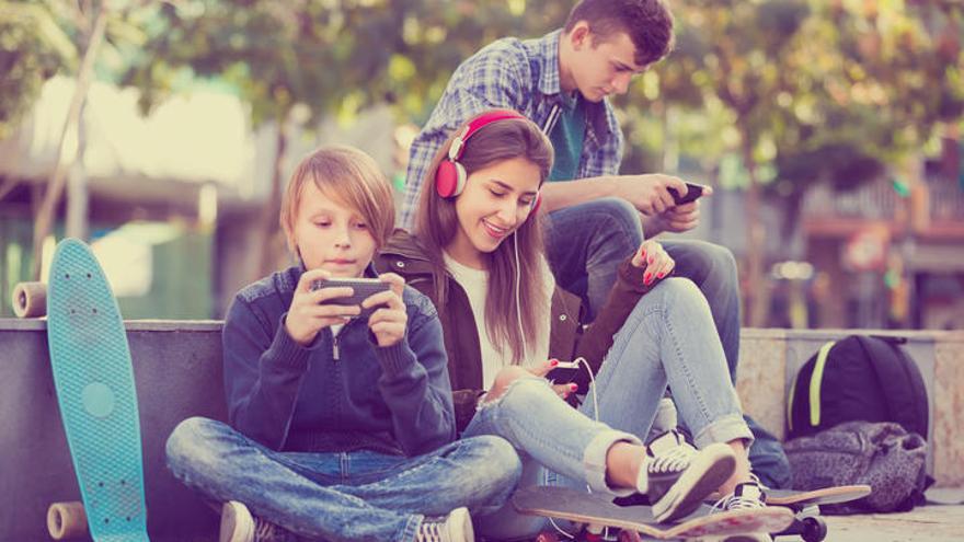 El 94% de los adolescentes de 15 años tiene móvil.