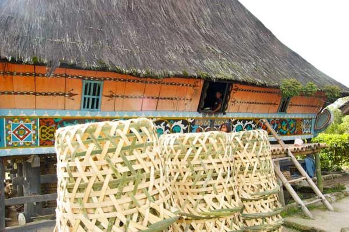 En Lingga, algunas de sus casas han recuperado su llamativa decoración original gracias a un proceso de restauración.