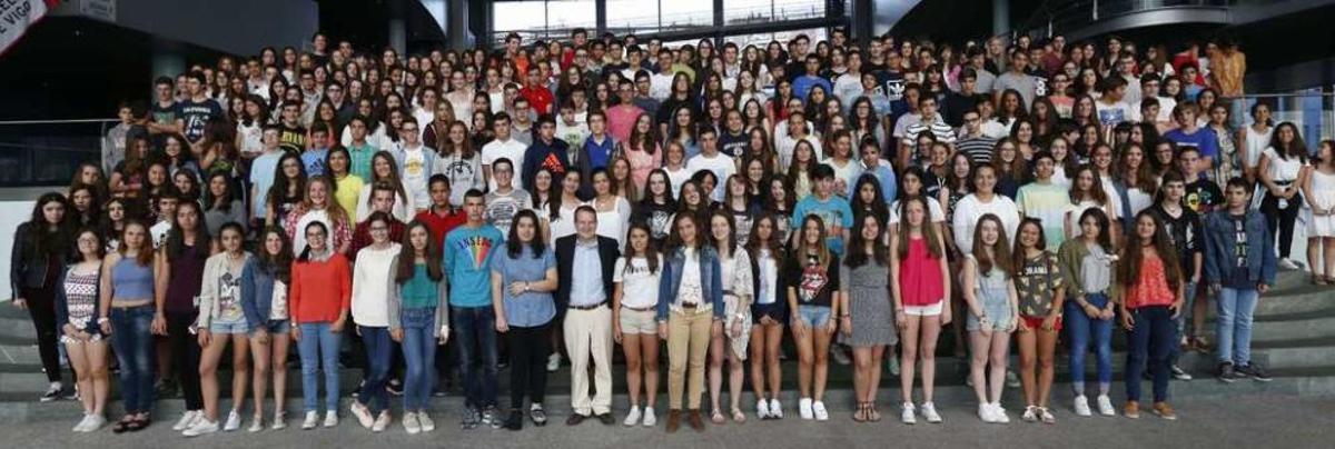 El alcalde, Abel Caballero, con los alumnos becados, en el Auditorio Mar de Vigo. // Ricardo Grobas
