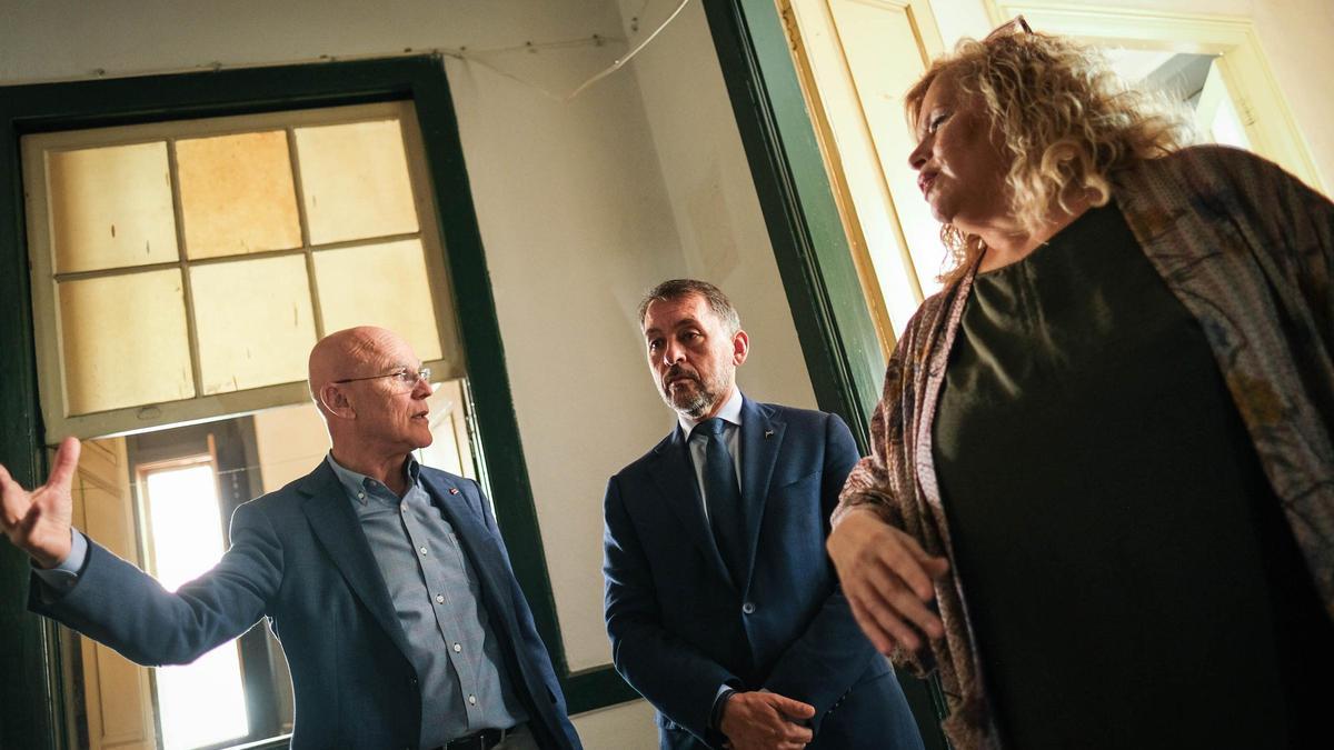 El diputado del Común, el alcalde de Santa Cruz y la arquitecta encargada de la rehabilitación de la sede.