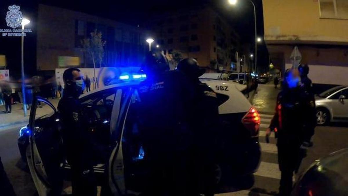 Agentes de la Policía Nacional durante una actuación nocturna.