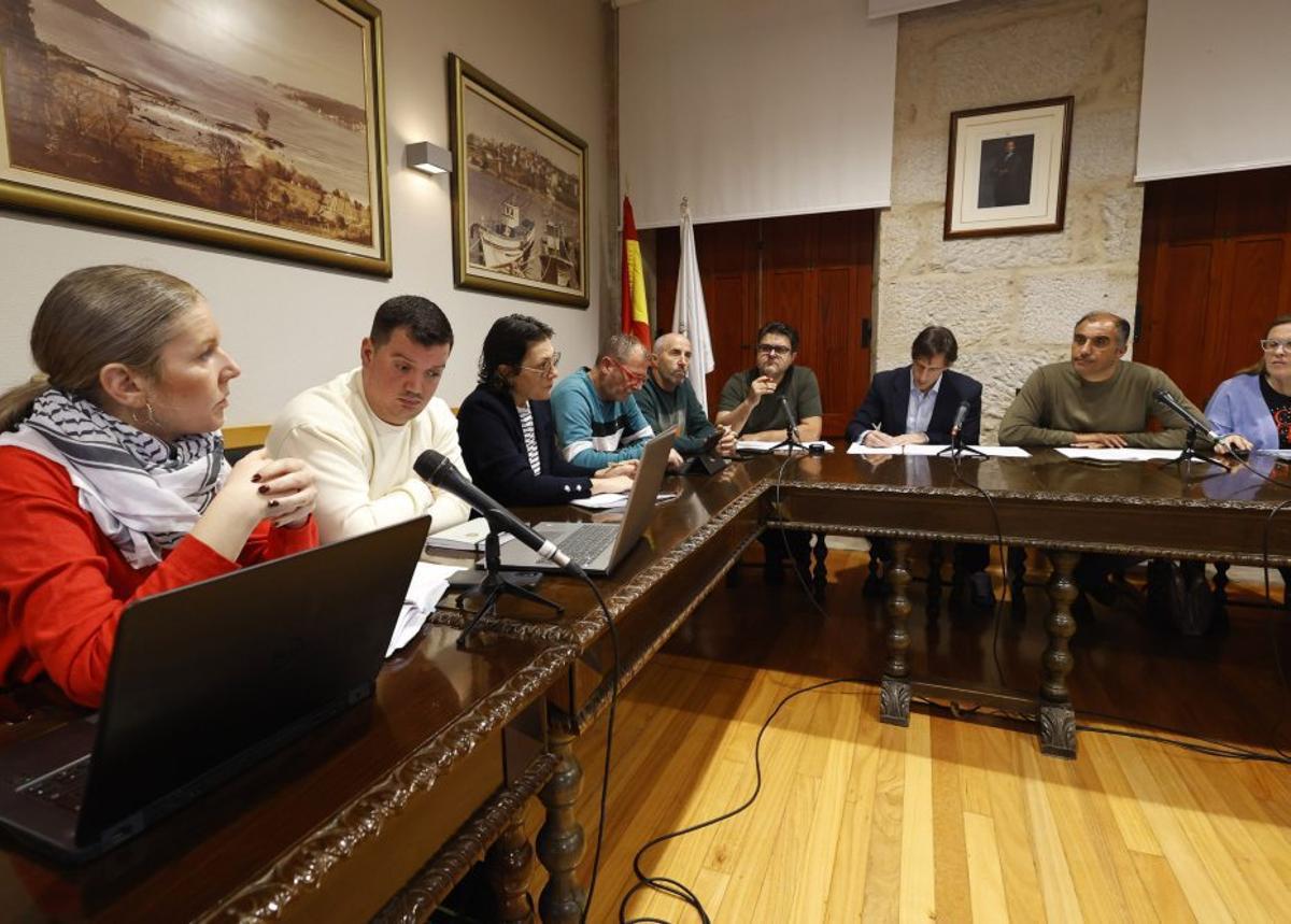 Marga Caldas, a la izquierda, en un pleno, con Moldes al fondo.