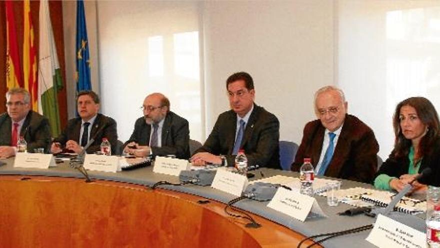 El vicepresident de la Mesa de Turisme, Enric Dotras; el regidor de Turisme, Jordi Orobitg; el secretari d&#039;Empresa, Pere Torres; l&#039;alcalde, Romà Codina; el president de la Mesa de Turisme, Josep M. Molist; i la directora General de Turisme, Marian Muro, a la presentació del pla a Lloret.