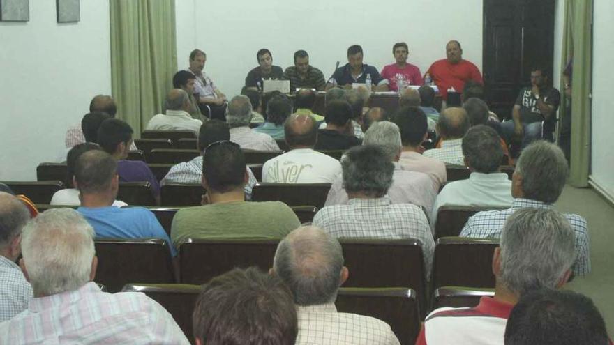 Un momento de una de las asambleas celebradas por el club cinegético en la ciudad. Foto