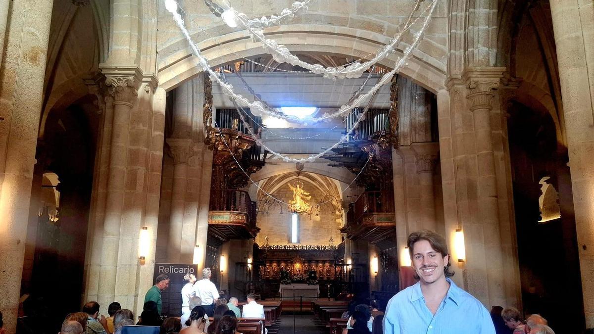 Carlos Fer bajo «Relicario», la obra que cuelga de la nave central de la Catedral de Tui.