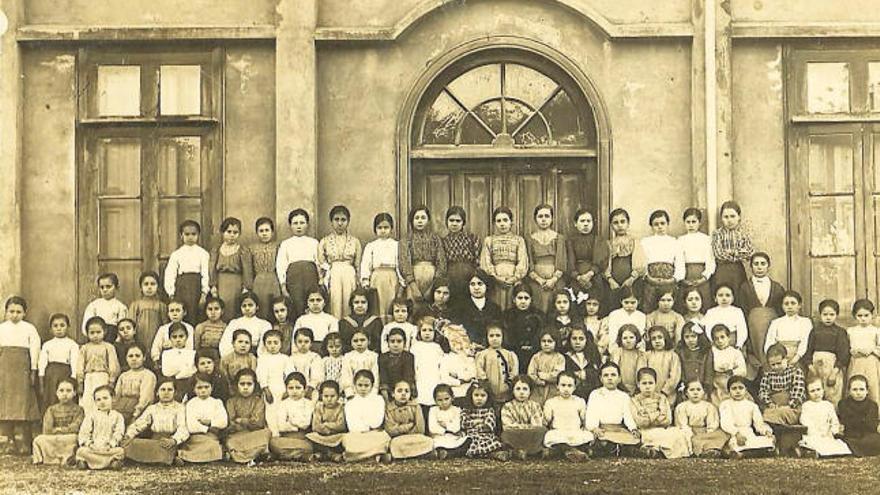 Alumnas de las aulas femeninas de la antigua escuela de Quintela en los años 20.  // A.C. Nós