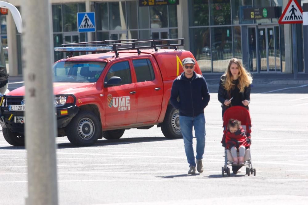 Efectivos de la UME en labores de desinfectación en el Aeropuerto de Málaga.