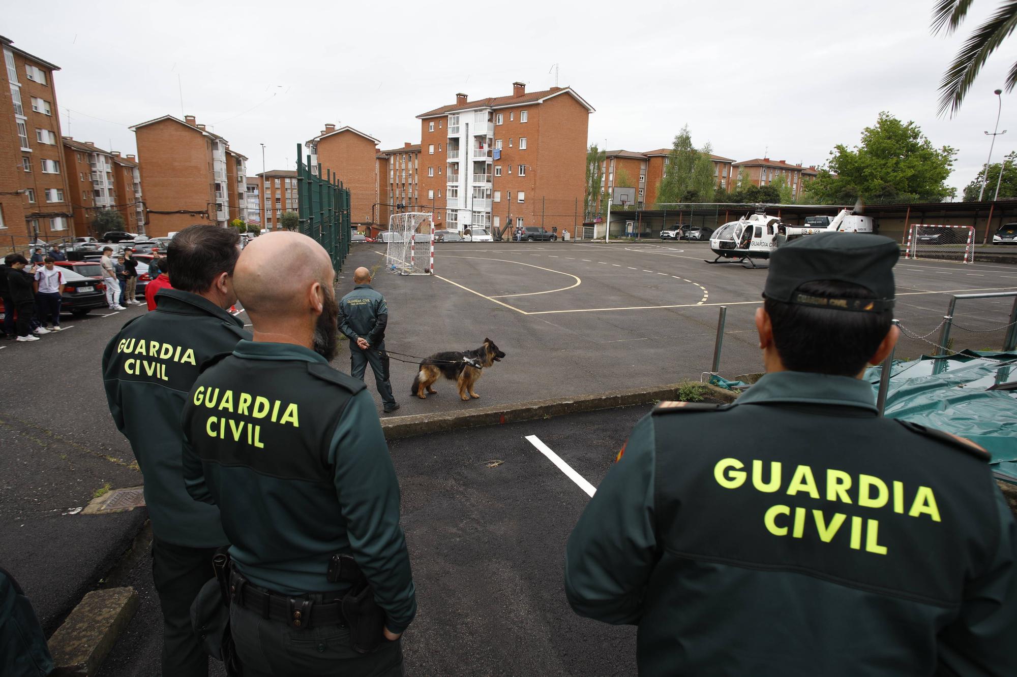 En imágenes: Los alumnos del Corazón de María de Gijón conocen cómo funciona cada unidad de la Guardia Civil