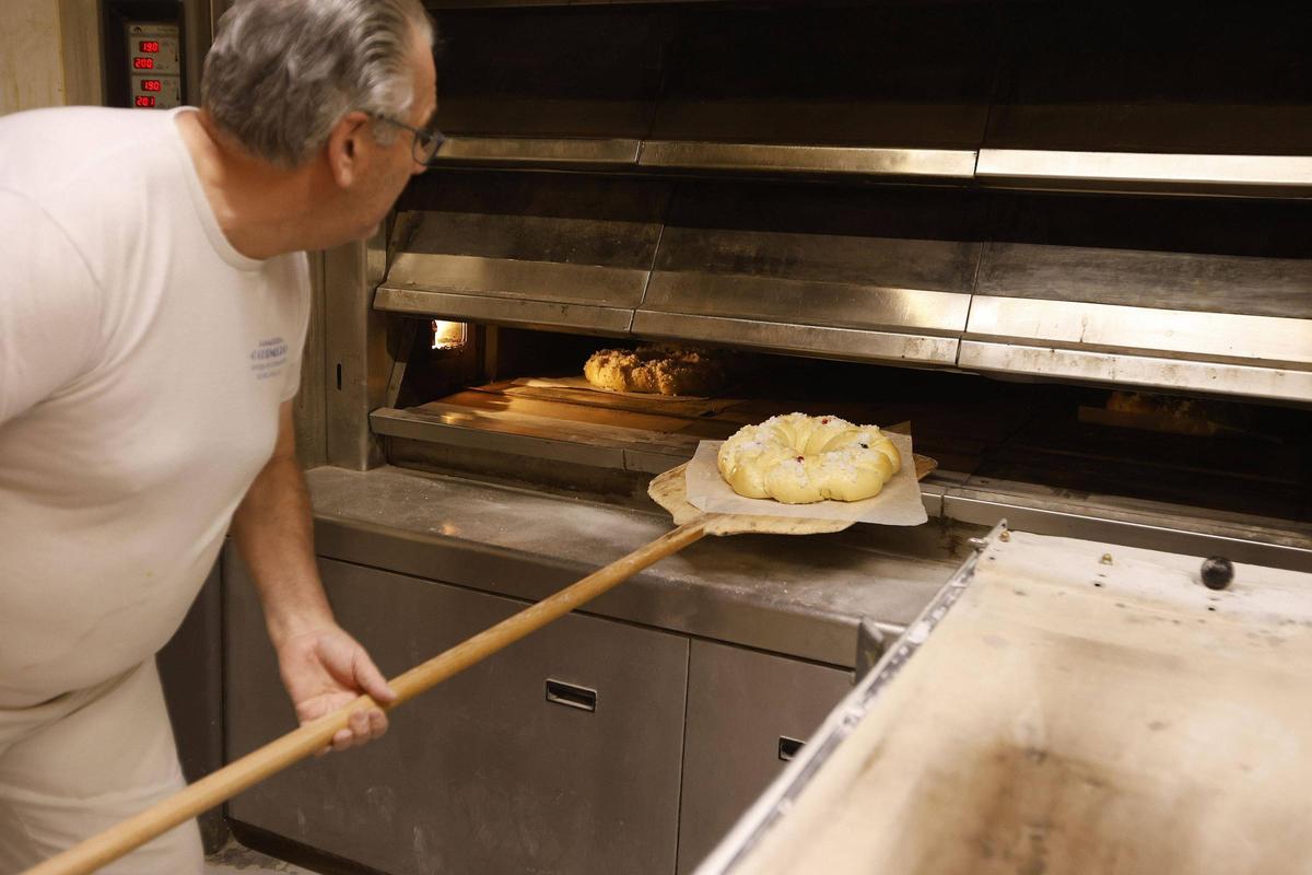 Manuel Hombre Dopazo metiendo un roscón en el horno de su obrador en Santiago.