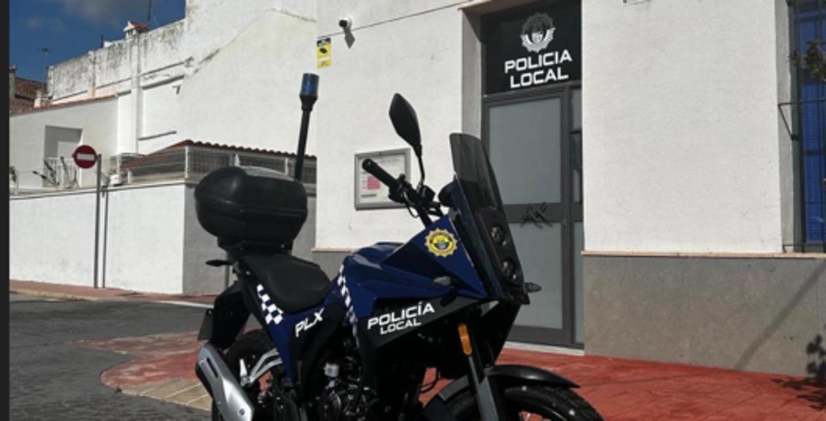 Una moto de la Policía Local ante el retén de Xeresa