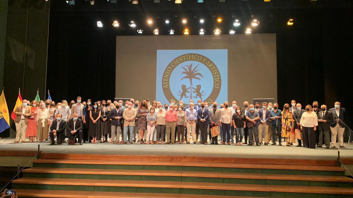 Foto de familia de los fundadores del Ateneo de Palma del Río.