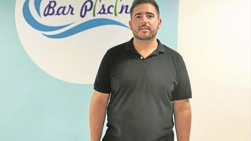 José Jurado, un joven emprendedor que gestiona el Bar Piscina de Cañete