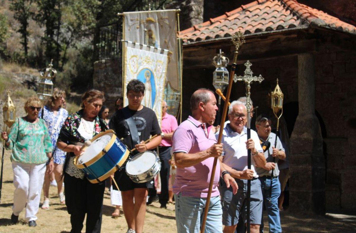 Los estandartes de la cofradía y cruces guías abren la comitiva. | A. S.