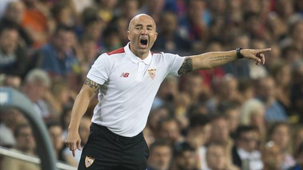 Jorge Sampaoli da instrucciones a sus jugadores.