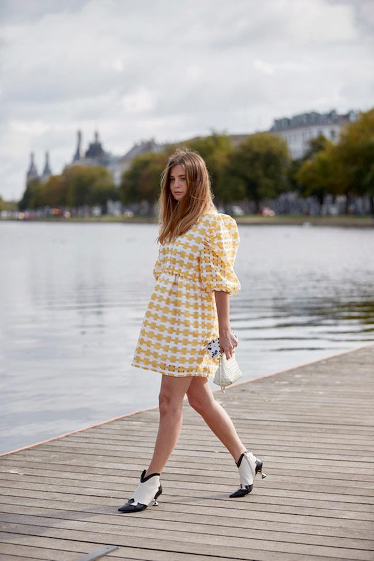 Botines 'cowboy' con vestido en el 'street style' de Copenhague