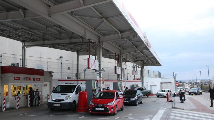 ¿Te vas de vacaciones en agosto? En Asturias el carburante está más barato que hace un año (pero no todo son buenas noticias)