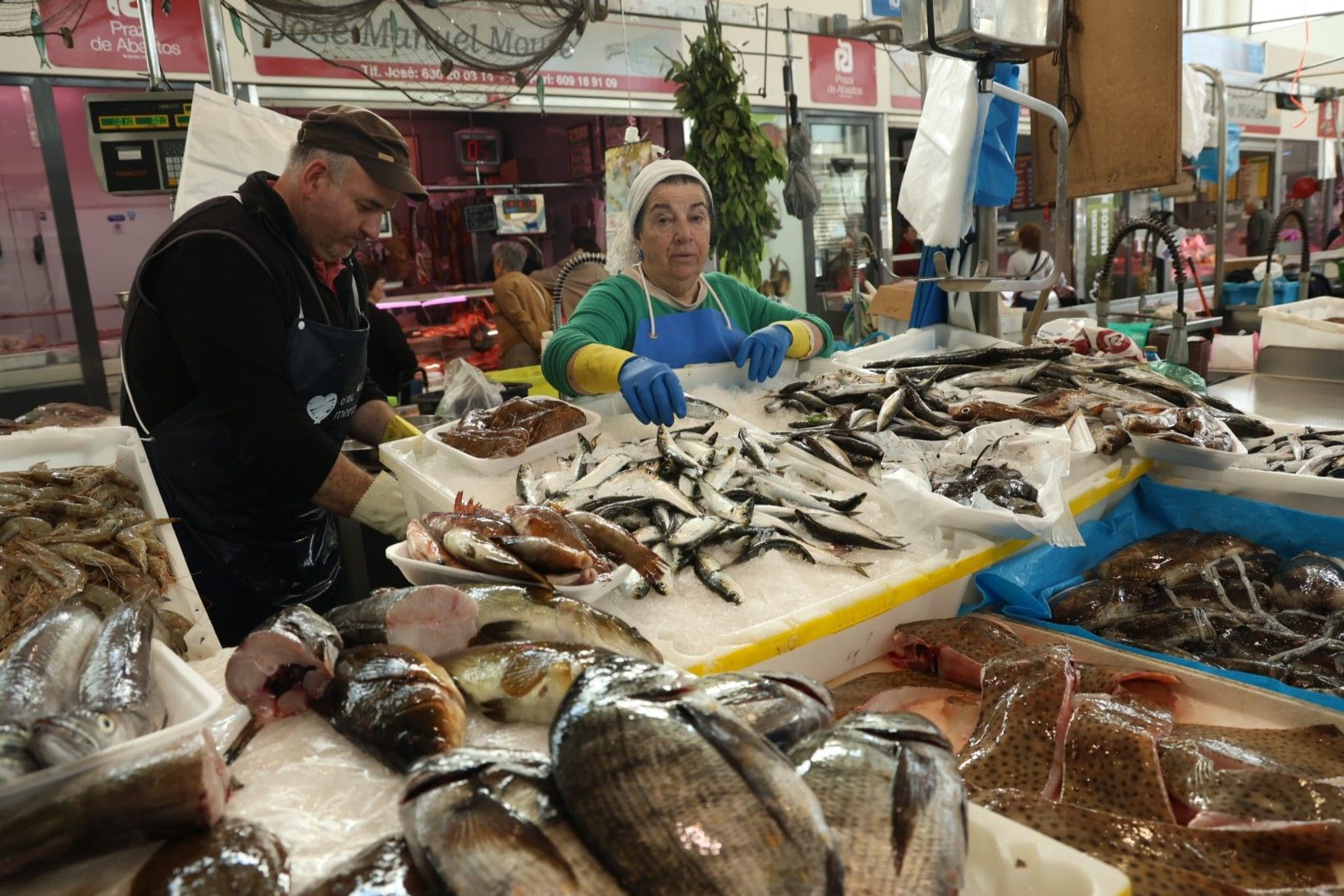 Venta de sardina en la plaza de abastos de Vilagarcía, ayer.
